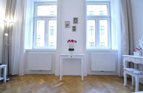 Schottenfeld Apartment | Cosy 3 Room Viennese Flat - 10min to City Center