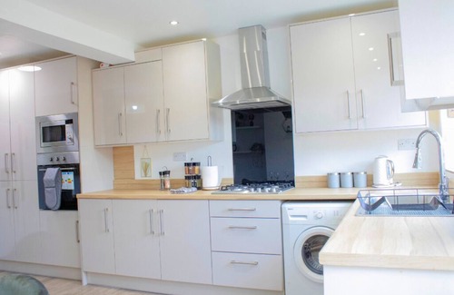 Olton House | Cosy 3BR - Wifi, Smart TV, Parking and 5-Min to Airport, JLR & NEC in Birmingham
