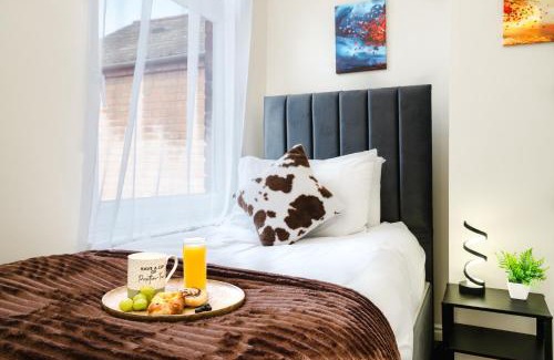 Bloxwich House | Cosy 4-Bed - Sleeps 7 Garden