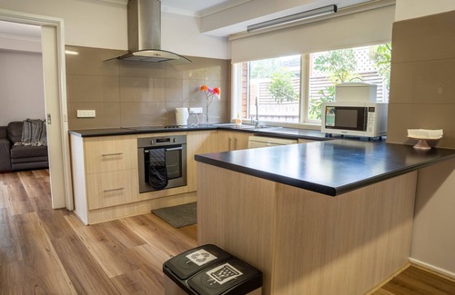 Greenvale House | Cosy 4 Bedroom Holiday Home - Melbourne Airport