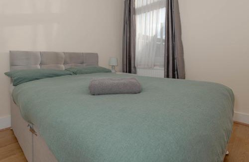 Plumstead House | Cosy 4 bedrooms house near Central London, O2, London city airport and Excel