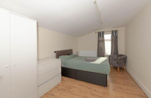 Plumstead House | Cosy 4 bedrooms house near Central London, O2, London city airport and Excel