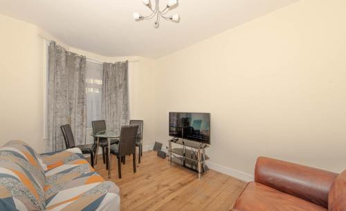 Plumstead House | Cosy 4 bedrooms house near Central London, O2, London city airport and Excel
