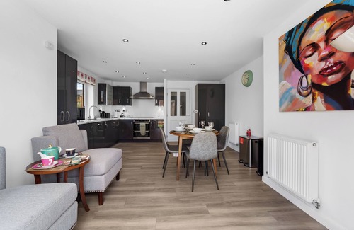 Newport Pagnell House | Cosy 4 Double Bedroom house - Perfect for work or leisure - free parking, WiFi