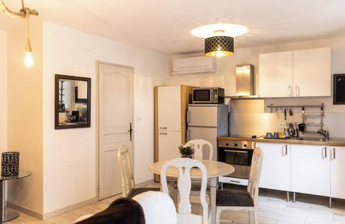 Eyragues Apartment | Cosy 55m2 Provencal apartment with charming Patio, near Alpilles