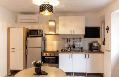 Eyragues Apartment | Cosy 55m2 Provencal apartment with charming Patio, near Alpilles