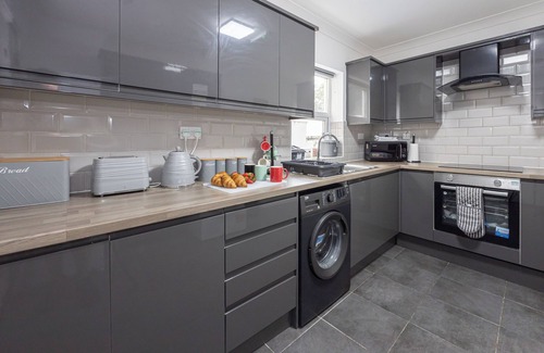 Manchester House | Cosy 6-Bed Home with 2 Kitchen