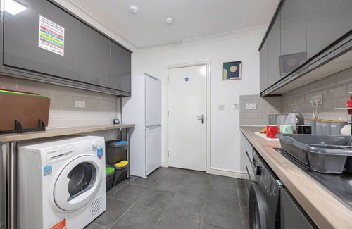 Manchester House | Cosy 6-Bed Home with 2 Kitchen