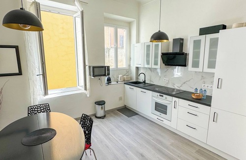 Centre Ville-Gare Apartment | Cosy air-conditioned apartment near train station and beach ideal for families 🌊