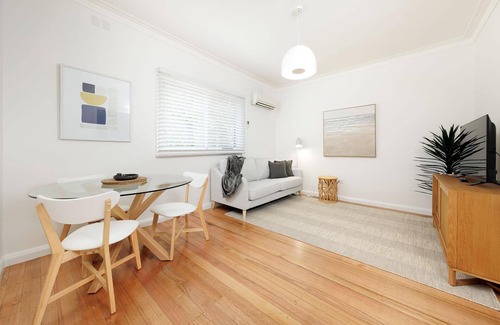 South Albury Apartment | Cosy and Chic on Olive - Stylish one bedroom apartment in central Albury