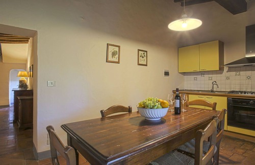 Tavarnelle Val di Pesa Apartment | Cosy apartment for 6 people with pool, WIFI, TV, patio, pets allowed and panoramic view