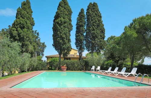 Tavarnelle Val di Pesa Apartment | Cosy apartment for 6 people with pool, WIFI, TV, patio, pets allowed and panoramic view