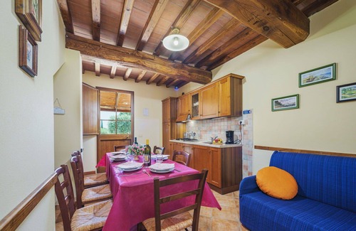 Orentano Apartment | Cosy apartment for 7 guests with WIFI, A/C, pool, TV and patio