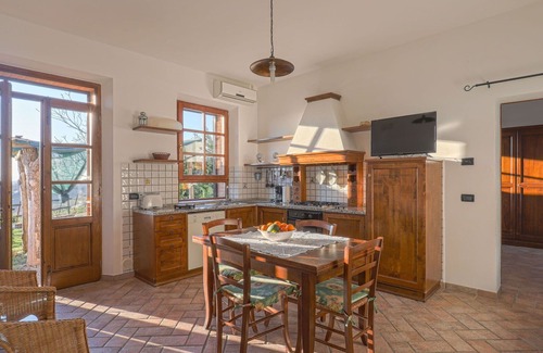 Castellina in Chianti Villa | Cosy apartment in villa with A/C, WIFI, pool, TV, patio, pets allowed and panoramic view