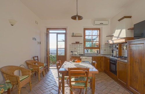 Castellina in Chianti Villa | Cosy apartment in villa with A/C, WIFI, pool, TV, patio, pets allowed and panoramic view