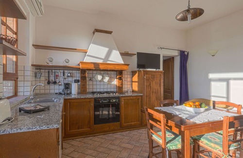 Castellina in Chianti Villa | Cosy apartment in villa with A/C, WIFI, pool, TV, patio, pets allowed and panoramic view