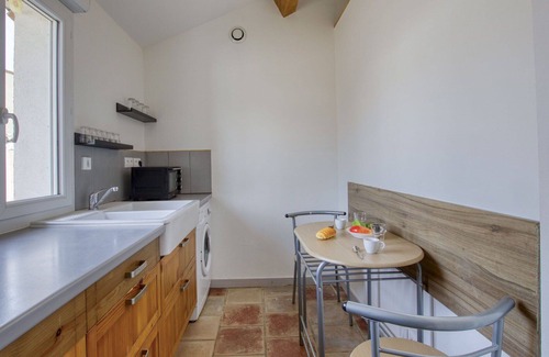 Le Beausset Apartment | Cosy apartment for 4 people with A/C, WIFI, TV, terrace and pets allowed