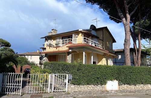 Marina di Castagneto Carducci Apartment | Cosy apartment for 6 people with WIFI, A/C, TV, balcony and pets allowed