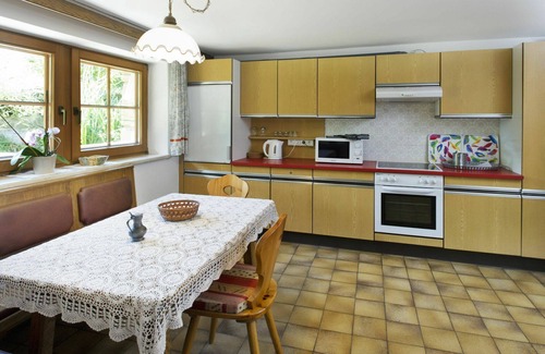 Finsing House | Cosy apartment in villa for 8 people with WIFI, TV, patio, pets allowed and parking