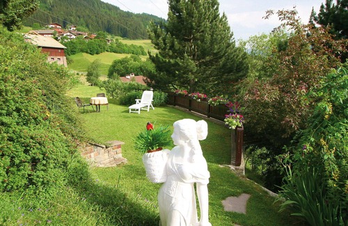 Pfons Apartment | Cosy apartment for 5 guests with TV, terrace and panoramic view