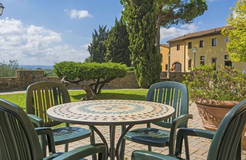 Capraia e Limite Villa | Cosy apartment in villa for 4 guests with A/C, pool, WIFI, TV and parking