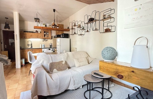 Arinsal Apartment | Cosy apartment, terrace, parking and ski room