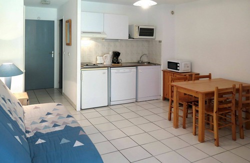 Carcans Plage Apartment | Cosy apartment for 2 guests with TV, terrace, pets allowed and parking