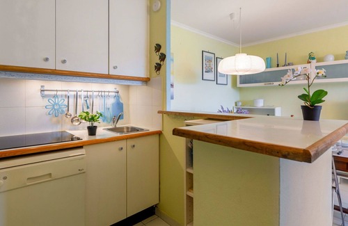 Cap Esterel Apartment | Cosy apartment for 5 people with WIFI, A/C, pool, TV, patio and pets allowed
