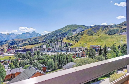 La Toussuire Apartment | Cosy apartment for 4 guests with WIFI, TV, balcony and parking