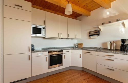 Albeck Apartment | Cosy apartment for 10 people with WIFI, TV, patio and parking