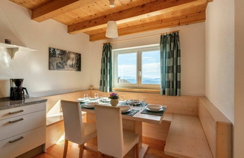 Albeck Apartment | Cosy apartment for 10 people with WIFI, TV, patio and parking
