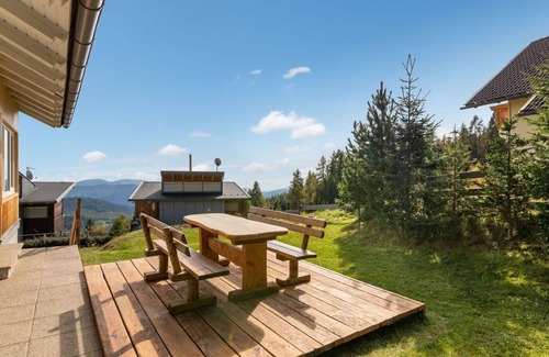 Albeck Apartment | Cosy apartment for 10 people with WIFI, TV, patio and parking