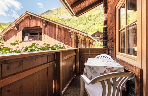 Pragraten Apartment | Cosy apartment for 13 guests with WIFI, TV, balcony, pets allowed and parking