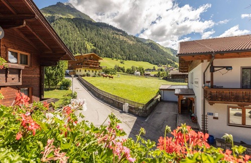 Pragraten Apartment | Cosy apartment for 13 guests with WIFI, TV, balcony, pets allowed and parking