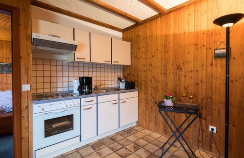 Schoenecken Apartment | Cosy apartment for 2 guests with WIFI, TV, patio, pets allowed and parking