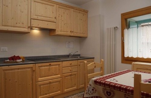 Raveo Apartment | Cosy apartment for 2 guests with WIFI, TV, patio, pets allowed and parking