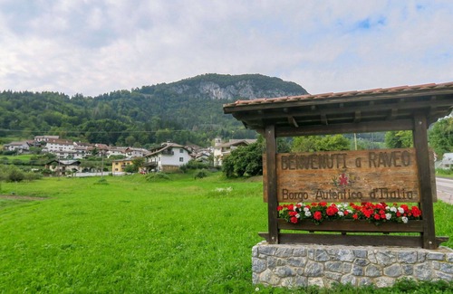 Raveo Apartment | Cosy apartment for 2 guests with WIFI, TV, patio, pets allowed and parking