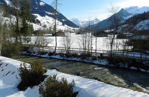 Gstaad Apartment | Cosy apartment for 2 people with WIFI, TV, balcony and parking