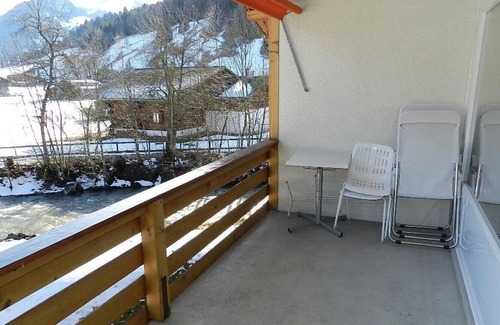 Gstaad Apartment | Cosy apartment for 2 people with WIFI, TV, balcony and parking