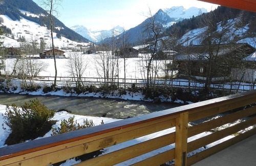 Gstaad Apartment | Cosy apartment for 2 people with WIFI, TV, balcony and parking