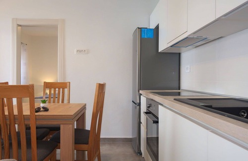 Stinica Apartment | Cosy apartment for 3 people with A/C, WIFI, TV, terrace and parking