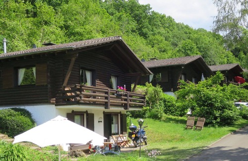 Schoenecken Apartment | Cosy apartment for 4 guests with WIFI, TV, patio, pets allowed and parking
