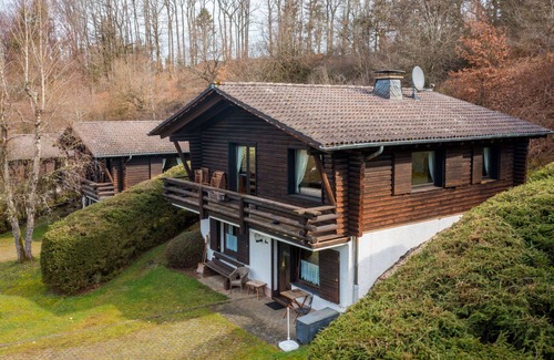 Schoenecken Apartment | Cosy apartment for 4 guests with WIFI, TV, patio, pets allowed and parking