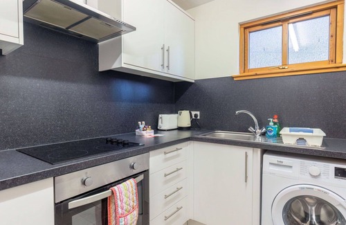 Balloch Apartment | Cosy apartment for 4 guests with WIFI, TV, patio and parking