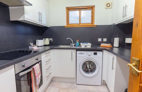 Balloch Apartment | Cosy apartment for 4 guests with WIFI, TV, patio and parking