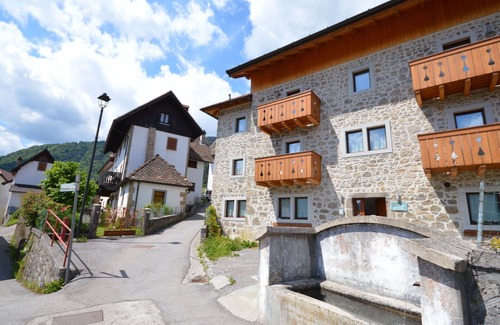 Ovaro Apartment | Cosy apartment for 4 guests with WIFI, TV, patio, pets allowed and parking