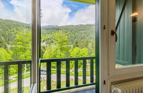 Madonna di Campiglio Apartment | Cosy apartment for 4 guests with TV, balcony, panoramic view and parking