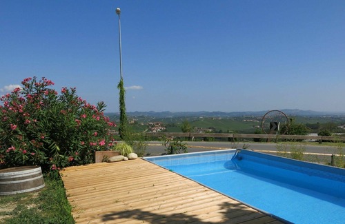 La Morra Apartment | Cosy apartment for 4 people with WIFI, pool, TV, patio and pets allowed