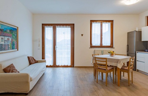 Domaso Apartment | Cosy apartment for 4 people with WIFI, terrace and pets allowed