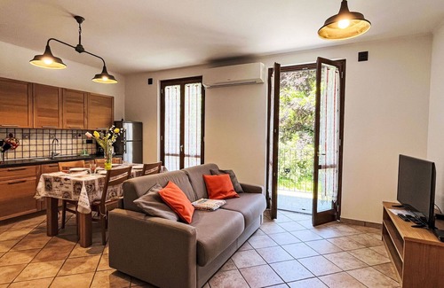 Savona Apartment | Cosy apartment for 4 people with WIFI, TV, patio, pets allowed, panoramic view and parking